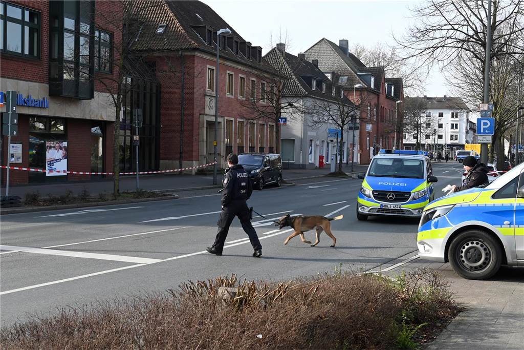 Eine Bombendrohung ist am Donnerstagmorgen bei der Hauptstelle der Volksbank in Dorsten eingegangen. Die Polizei ist im Großeinsatz.