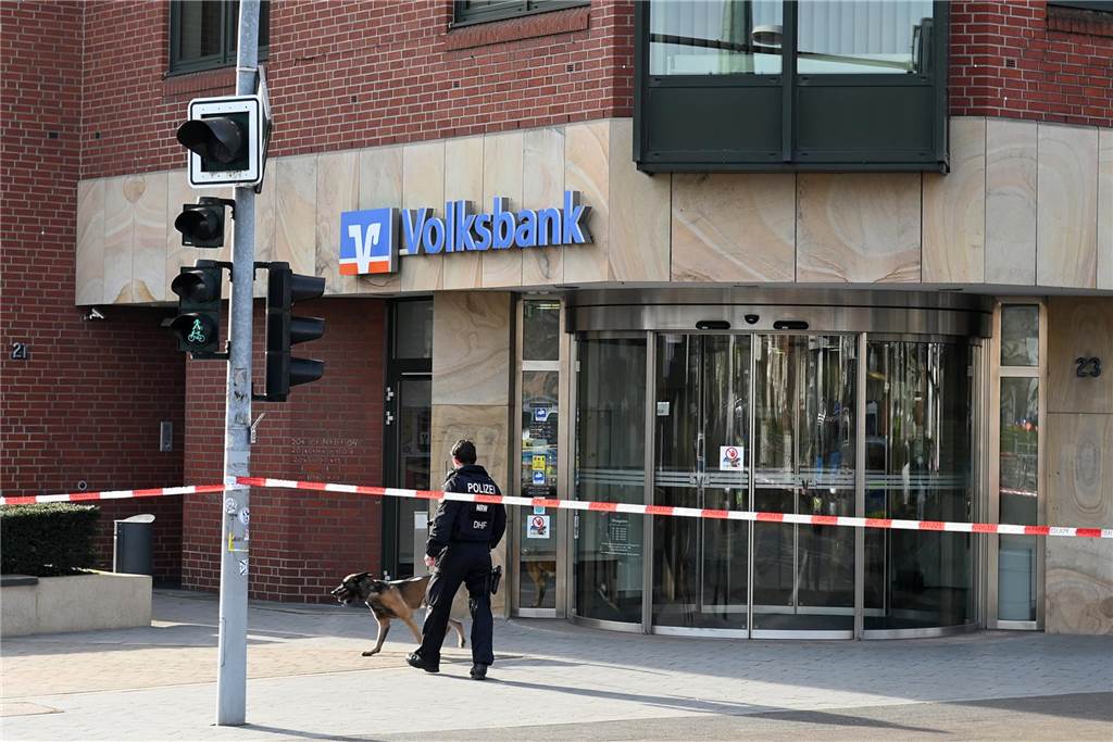 Eine Bombendrohung ist am Donnerstagmorgen bei der Hauptstelle der Volksbank in Dorsten eingegangen. Die Polizei ist im Großeinsatz.