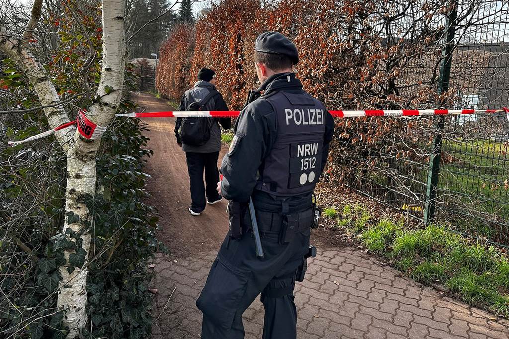 Eine Bombendrohung ist am Donnerstagmorgen bei der Hauptstelle der Volksbank in Dorsten eingegangen. Die Polizei ist im Großeinsatz.
