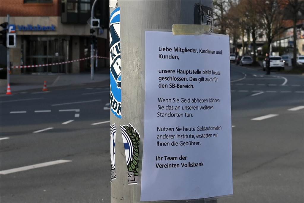 Eine Bombendrohung ist am Donnerstagmorgen bei der Hauptstelle der Volksbank in Dorsten eingegangen. Die Polizei ist im Großeinsatz.