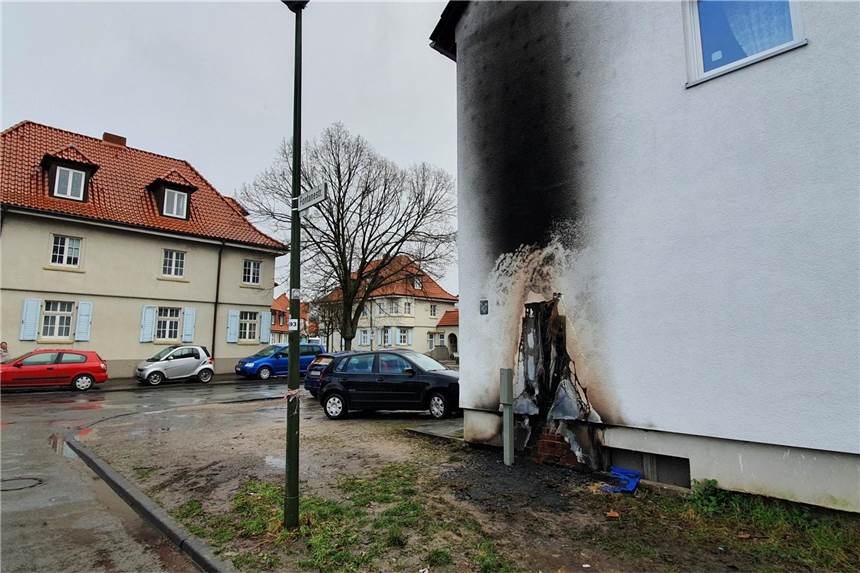 Brandstiftung an der Steinstraße: Beherzter Anwohner löscht Feuer Eine brennende Papiertonne hat in der Nacht zu Donnerstag (10.2.) auch die Fassade eines Mehrfamilienhauses an der Steinstraße beschädigt. Die Polizei geht von Brandstiftung aus.