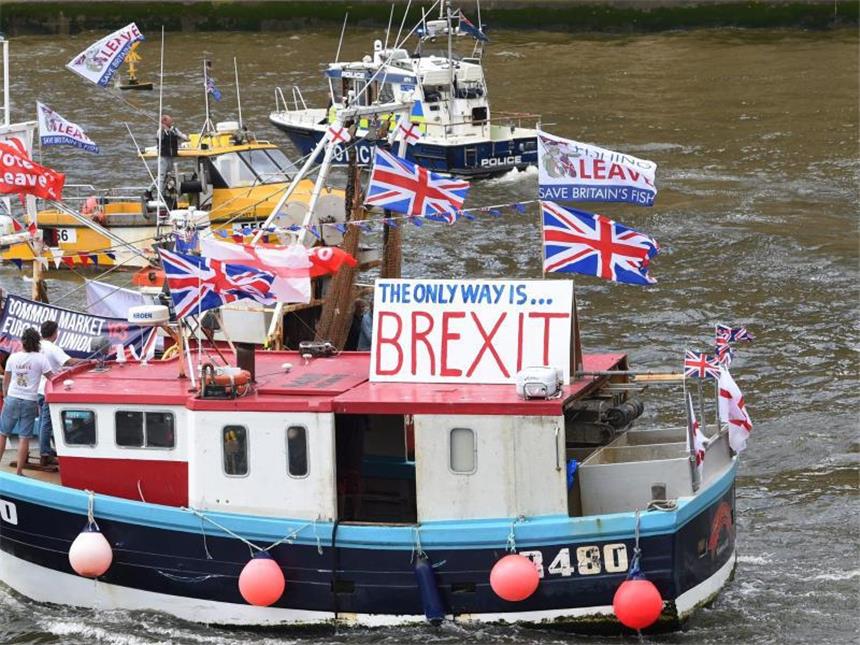 Parlament debattiert über Trump-Besuch in Großbritannien Eine "Brexit-Flotte" auf der Themse - organisiert von Brexit-Wortführer Nigel Farage. Foto: Facundo Arrizabalaga