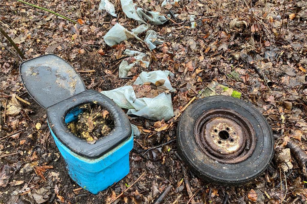 715 Kg Müll und Schrott im Naturschutzgebiet: „Man schämt sich schon" Eine Camping-Toilette, ein Autoreifen und eine Plane liegen mitten im Naturschutzgebiet.