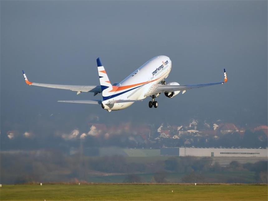 Geplanter Abschiebeflug nach Afghanistan verschoben Eine Chartermaschine hebt am Kassel-Airport ab: Die sogenannte freiwillige Ausreise der gut 180 Asylbewerber führt sie zurück nach Pristina (Kosovo) oder Tirana (Albanien). Foto: Uwe Zucchi