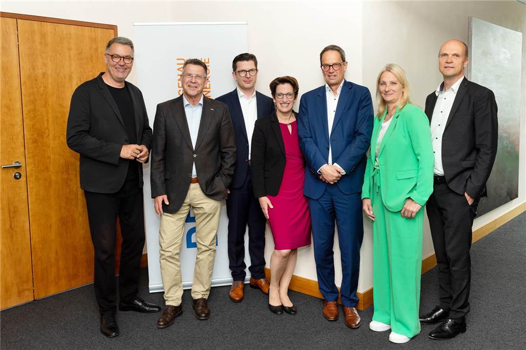 Eine Chefin geht, ein neuer Chef kommt: Gerd Holtmeier (fünfter v.l.) übernimmt das Ruder von Heike Heim (vierte v.l.). Unter den Gratulanten: Dortmunds OB Thomas Westphal und der scheidende DSW21-Chef Guntram Pehlke (1. u. 2. v.l.)