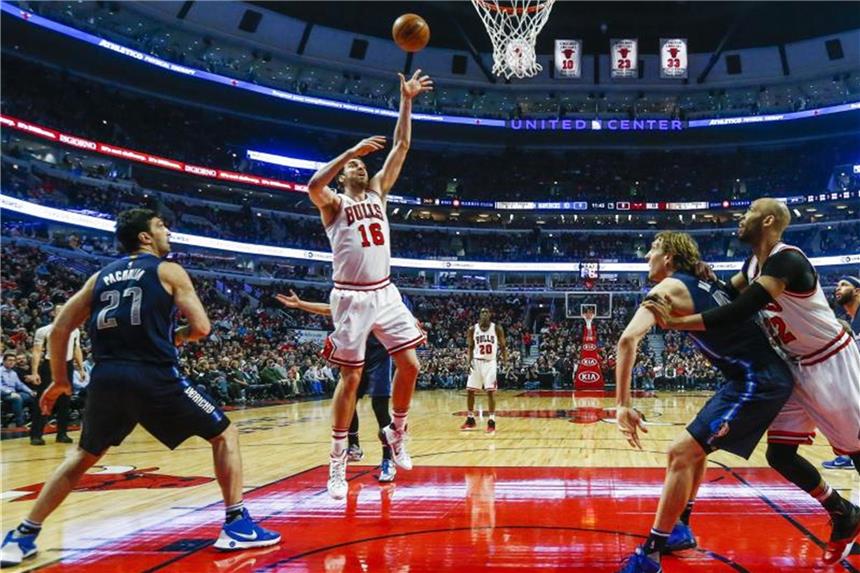 Stadionbesuch statt Sightseeing: US-Sport live erleben Eine Chicagoreise kann mit einem Besuch der Chicago Bulls kombiniert werden. Eventuell sind dann die Dallas Mavericks mit Star Dirk Nowitzki (2.v.r.) zu Gast. Foto: Tannen Maury/epa/dpa-tmn