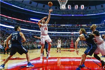 Eine Chicagoreise kann mit einem Besuch der Chicago Bulls kombiniert werden. Eventuell sind dann die Dallas Mavericks mit Star Dirk Nowitzki (2.v.r.) zu Gast. Foto: Tannen Maury/epa/dpa-tmn