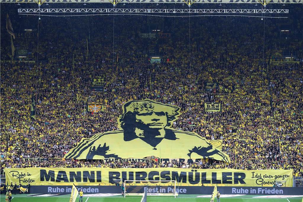 Eine Choreografie der Südtribüne für den verstorbenen Manfred „Manni“ Burgsmüller. 224 Spiele absolvierte er für den BVB.