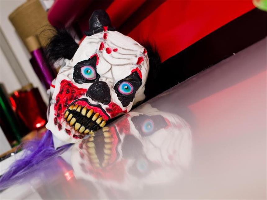 Fast 200 Vorfälle mit Horror-Clowns in NRW Eine Clown-Maske in einem Fachgeschäft für Kostüme und Theaterbedarf. Foto: Julian Stratenschulte
