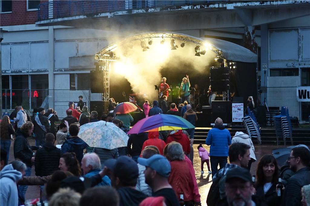 Abrissparty am Wulfener Markt: Launiger Abschied von einer Bauruine Band auf Bühne