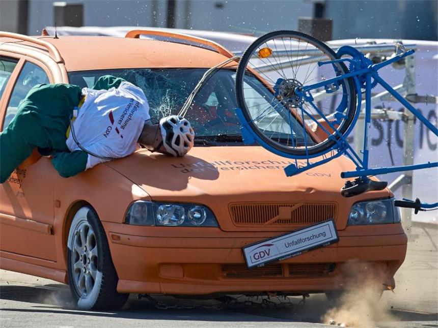 Autounfälle mit Radlern: Forscher fordern Notbremsassistenten Eine Crash-Test-Puppe fliegt während eines simulierten Zusammenstoßes zwischen einem Fahrrad und einem Pkw von einem Fahrrad. Foto: Bernd Thissen