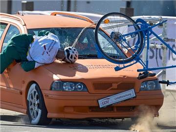 Eine Crash-Test-Puppe fliegt während eines simulierten Zusammenstoßes zwischen einem Fahrrad und einem Pkw von einem Fahrrad. Foto: Bernd Thissen