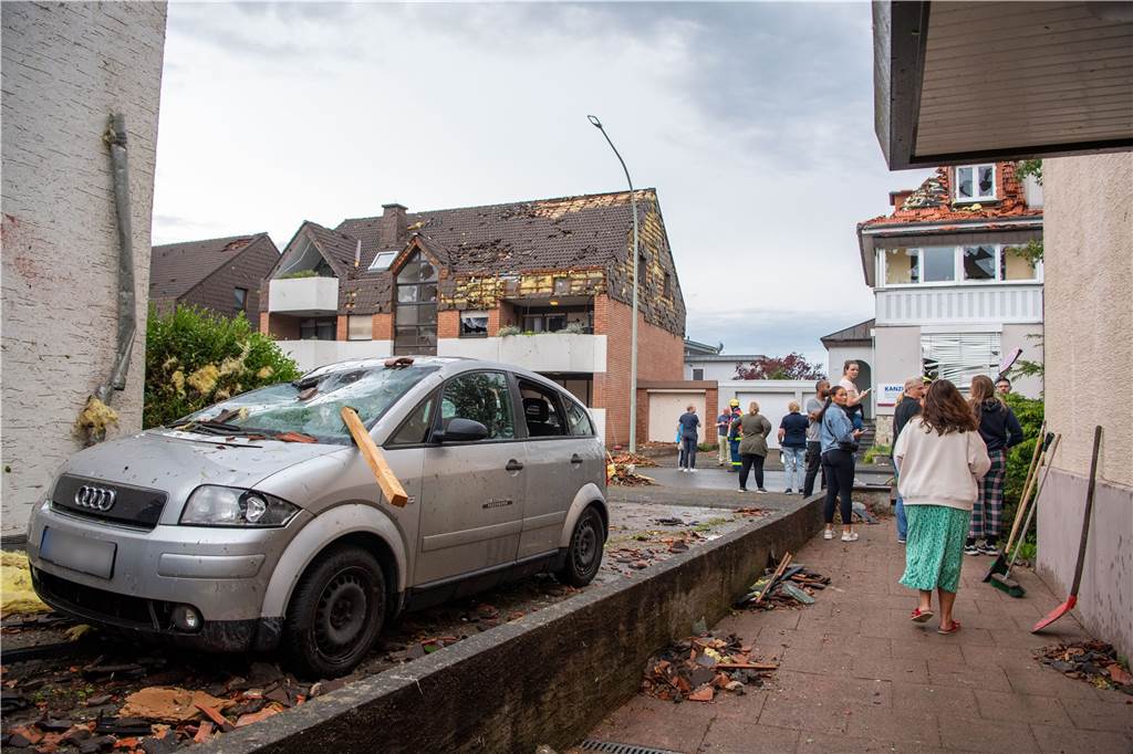 Unwetter in NRW: Mehrere Tornados richten schwere Schäden an – Liveblog Eine Dachlatte steckt in der Windschutzscheibe eines parkenden Autos in Paderborn.