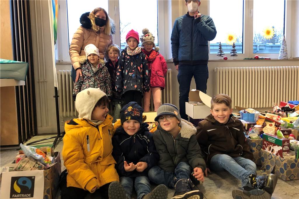 Eine Delegation der Kindertagesstätte Villa Kunterbunt hat Kisten mit Lebensmitteln für die Tafel-Kunden gebracht.