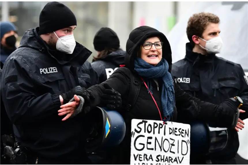 „Querdenker“-Szene: Radikal und einsam Eine Demonstrantin, die den Holocaust relativiert, wird abgeführt.