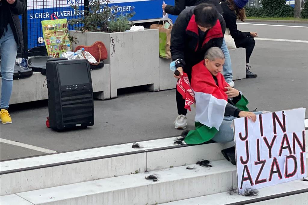 „Nachts werden die Leichen beseitigt“ – Nahid Farshi aus Dortmund flüchtete selbst aus Iran Eine Demonstrantin ließ sich am Dienstag bei einer Kundgebung vor dem Fußballmuseum die Haare abschneiden. Es ist ein Zeichen des Protests, der Protestierenden im Iran, die nach dem Tod von Mahsa Amini gegen das Regime protestieren.