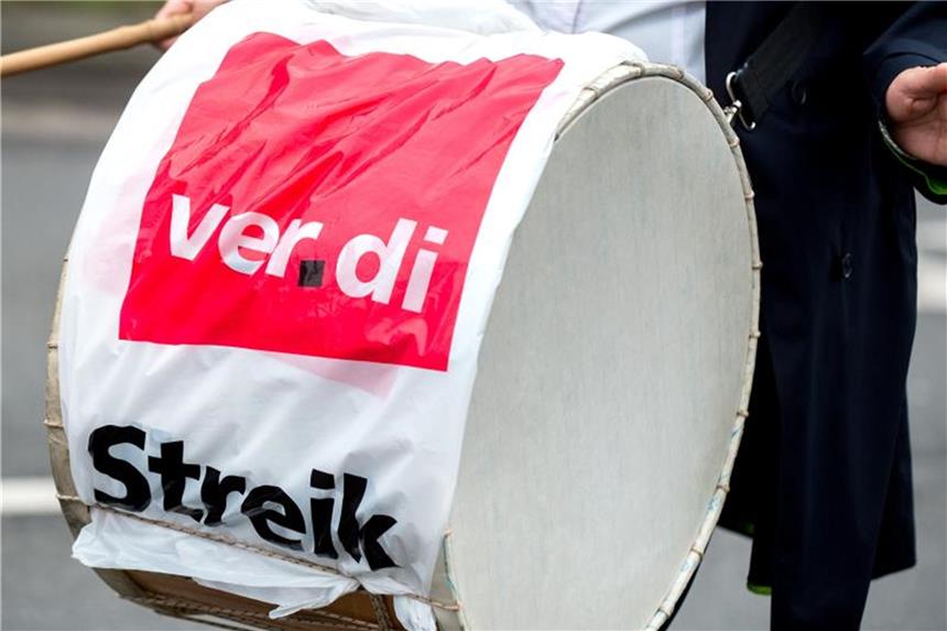 Fusion der Provinzial: Verdi fühlt sich hintergangen Eine Demonstrantin trommelt auf einer Trommel mit ver.di Logo. Foto: Hauke-Christian Dittrich