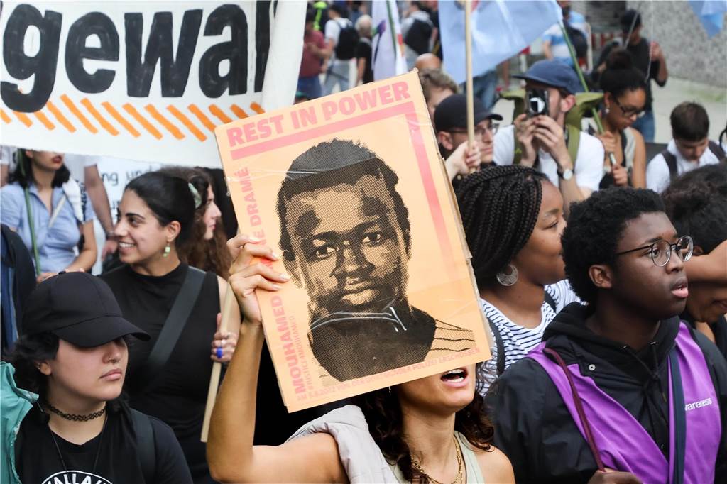 Prozess gegen Polizisten: Familie von Mouhamed Dramé (†16) ist in Dortmund Eine Demonstration für Solidarität mit Mouhamed Dramé in Dortmund, kurz nach dem Ereignis im August 2022.