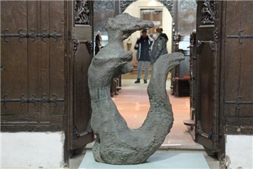 Eine der 13 Skulpturen vor dem 500 Jahre alten Chorgestühl in der im Januar besonders kalten Stiftskirche.