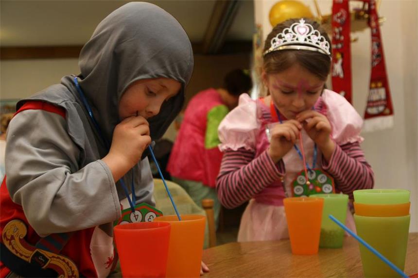 Kinderkarneval 2015 in Herbern mit Spaß und Tanz Eine der Aufgaben: Erst mit dem Strohhalm eine Erbse ansaugen und sie in den anderen Becher hineinfallen lassen. Wer die meisten Erbsen in einer Minute herüber beförderte, gewann.