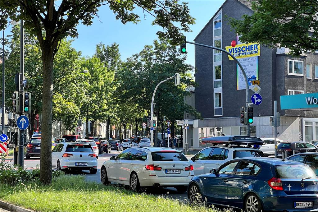 Bombenfund in Dortmund: Zwei Bundesstraßen gesperrt – Lange Staus Eine der Auswirkungen der Sperrung von B1 und B54: ein langer Stau stadtauswärts auf der Ruhrallee Richtung Süden.