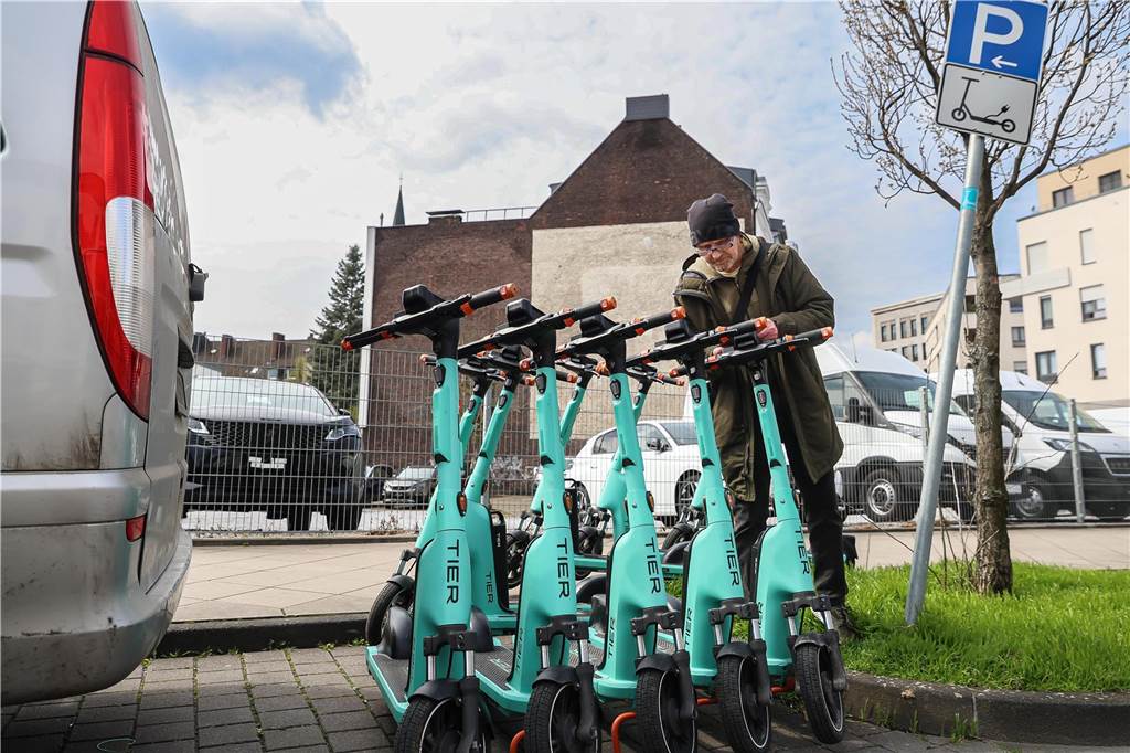 Paris verbietet E-Scooter - auch Dortmund schränkt Roller-Nutzung ein Eine der beiden E-Roller-Parkzonen am Phoenix-See, die mit einem Extra-Schild gekennzeichnet sind. Als wir sie für ein Foto besuchten, blockierte ein parkendes Auto Teile der Zone.
