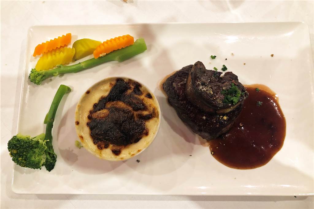 Tierschützer kündigen Demo vor Restaurant im Dortmunder Westen an Eine der beiden Hauptspeisen im Menü: "Rossini" Rinderfilet mit gebratener Gänsestopfleber und Kartoffelgratin. Die Foie gras sorgt seit Wochen für Proteste unter Tierschützern.