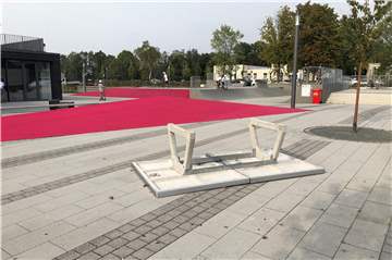 Eine der beiden Tischtennisplatten, die am Skatepark stehen, ist von unbekannten Tätern zerstört worden.