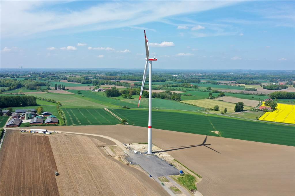 Windräder in Werne: So laufen die Montagearbeiten Ein Windrad in einem Feld.