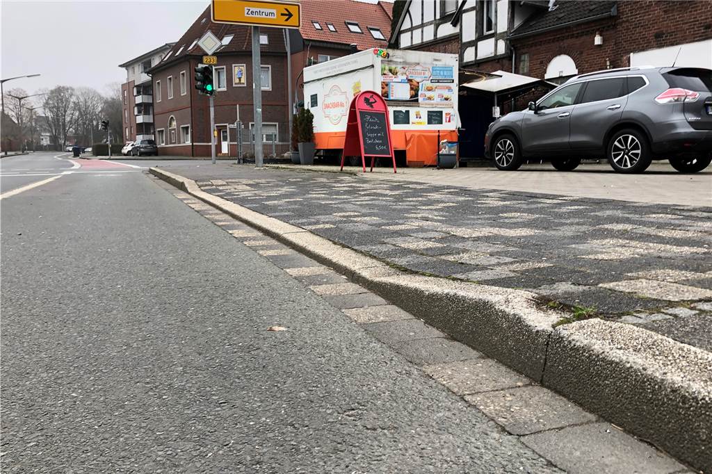 Wegen 15 Zentimetern? Snackbar stand vor dem Aus - Start an neuer Stelle Eine der beiden Zufahrten zum Imbiss Snackbar Number 1.