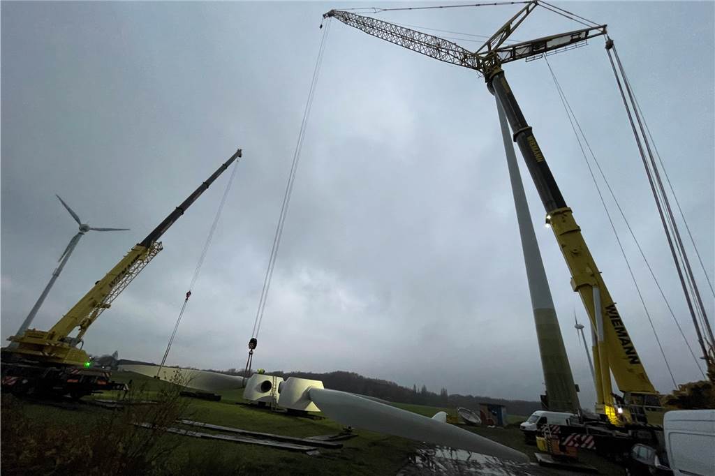 Riesen-Krane zerlegen Windrad: Spektakuläre Baustelle auf Schwerin