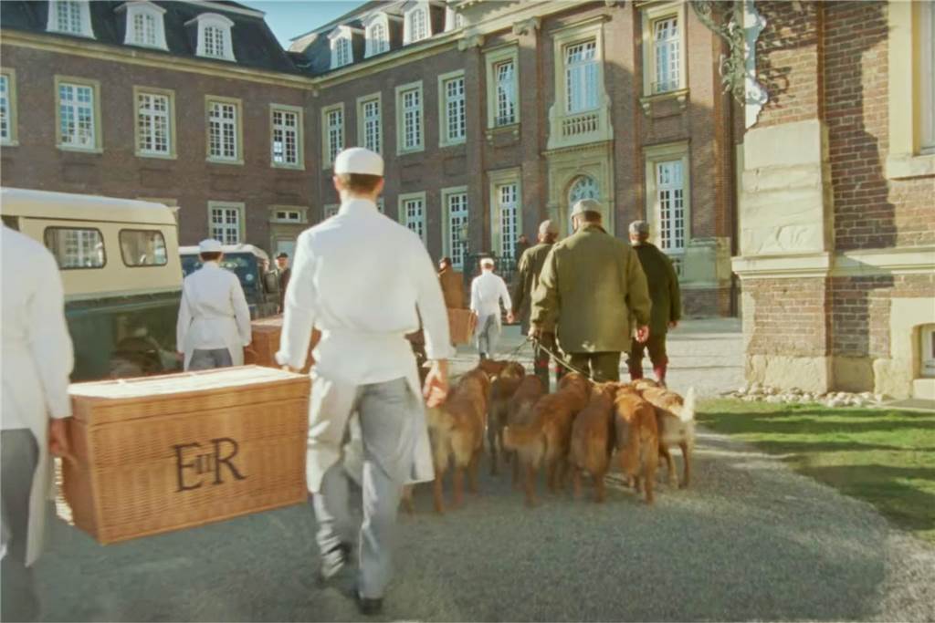 Film über Lady Di: Trailer steigt mit Szenen am Schloss Nordkirchen ein Eine der ersten Szenen des Trailers zum Film "Spencer" zeigt, wie die gesamte königliche Entourage am königlichen Landsitz Sandringham, tatsächlich aber am Schloss Nordkirchen einzieht.