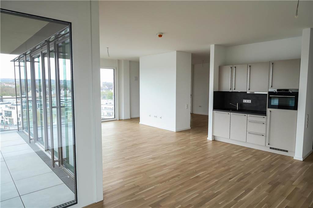 Eine der größten Wohnungen im Haus in der 11. Etage hat 90 Quadratmeter mit Seeblick.
