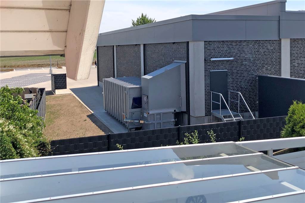 Aldi-Kühlung war nachts zu laut – nun gibt es ein neues Störgeräusch Eine der Lärmquellen vom Balkon der Familie Himmelberg aus gesehen: der Schneckenverdichter für Kartonagen des Aldi-Marktes am Breul.