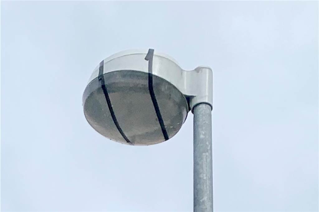 Neubaugebiet am Phoenix-See: Verwunderung über alte Straßenbeleuchtung Eine der Leuchten war sogar mit Klebeband fixiert.