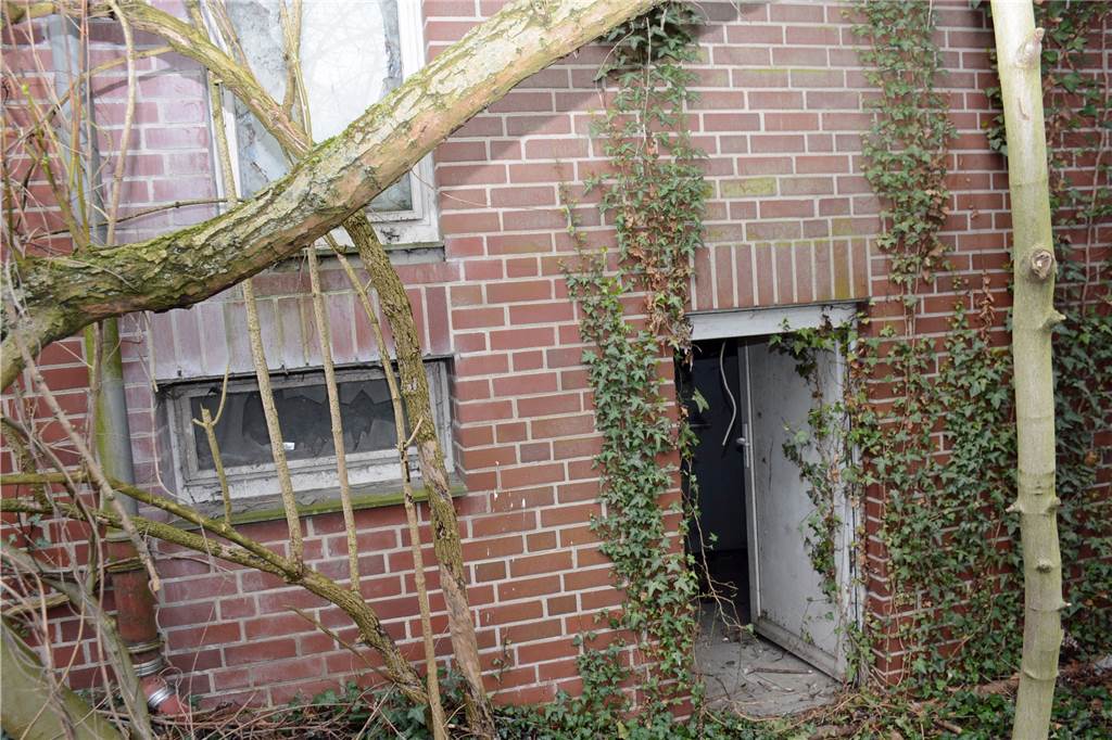 Verlassenes Wohn- und Geschäftshaus entwickelt sich zum Schandfleck in Dorsten Eine der offen stehenden Türen am Hintereingang, durch das ungebetene Gäste eindringen können.