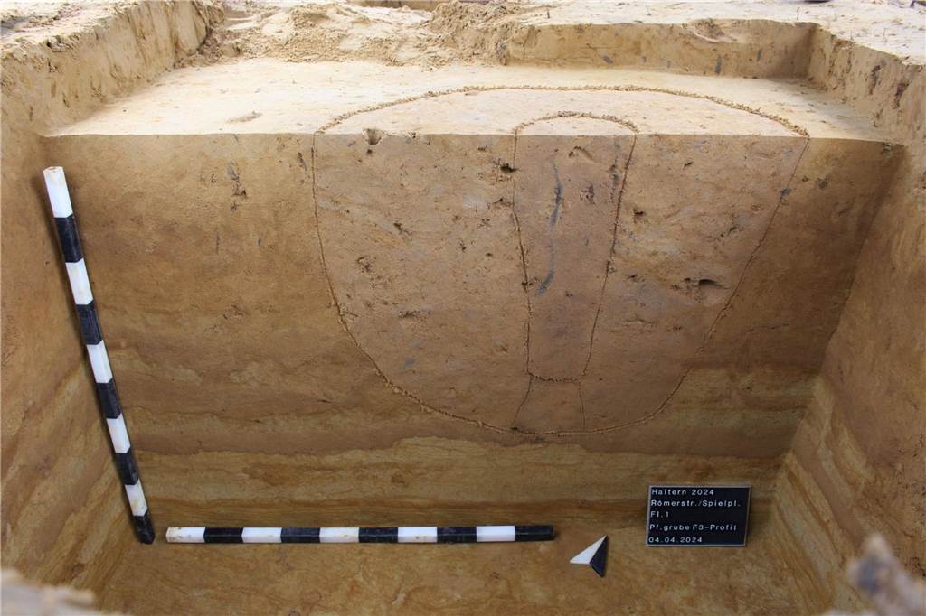 Neue archäologische Funde am Rande des Römerlagers Pfostengruben der Holz-Erde-Mauer am Römerlager in Haltern.