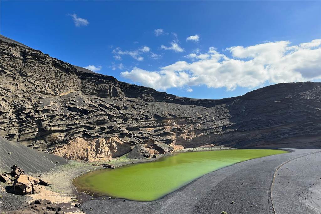 Eine der Sehenswürdigkeiten auf Lanzarote ist der Charco Verde.