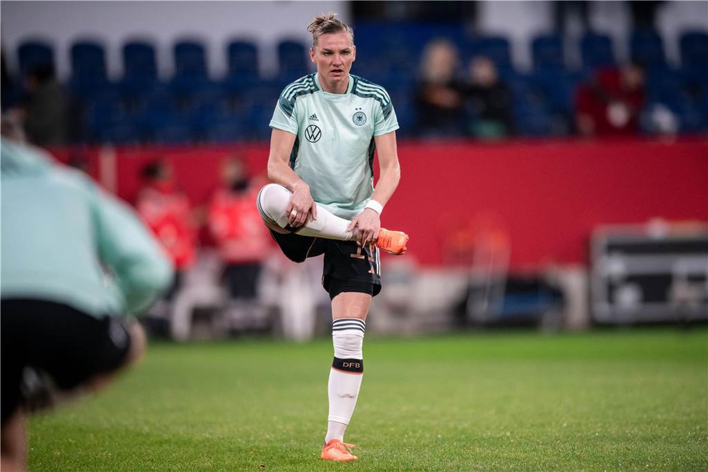 Fußball-WM 2023 der Frauen: Spielplan, Übertragung und Zeitverschiebung Deutschlands Alexandra Popp beim Aufwärmen