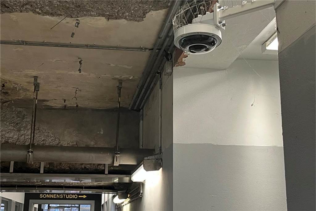 Kameras am Bahnhof Preußen in Lünen installiert - Hauptbahnhof folgt Videokamera hängt an der Decke.