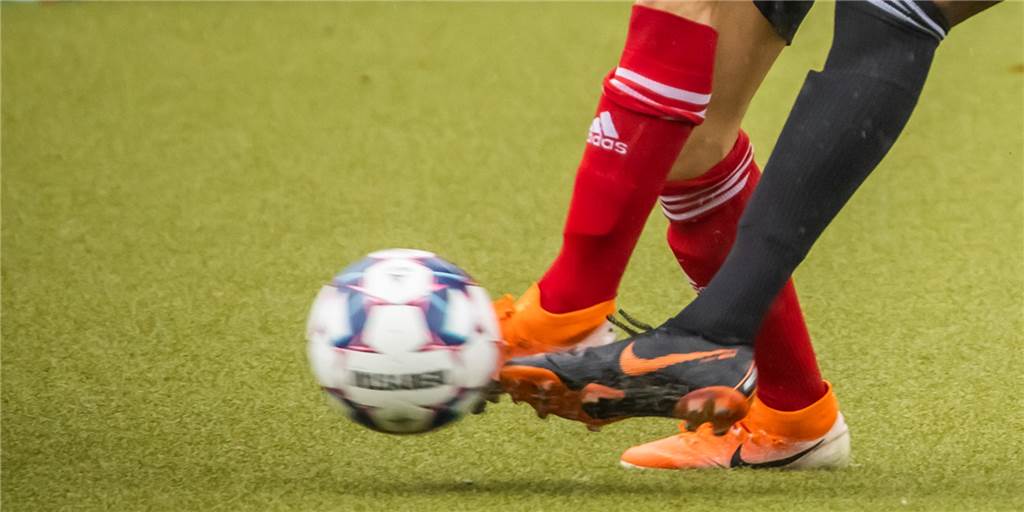 Dortmunder Kreisligist zieht Mannschaft zurück, obwohl sie immer angetreten ist Zwei Fußballer kämpfen um den Ball.
