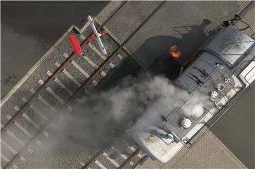 Eine Drohne der ersten Generation schwebt über einem brennenden Eisenbahn-Container, der im Ausbildungszentrum der Dortmunder Feuerwehr steht.