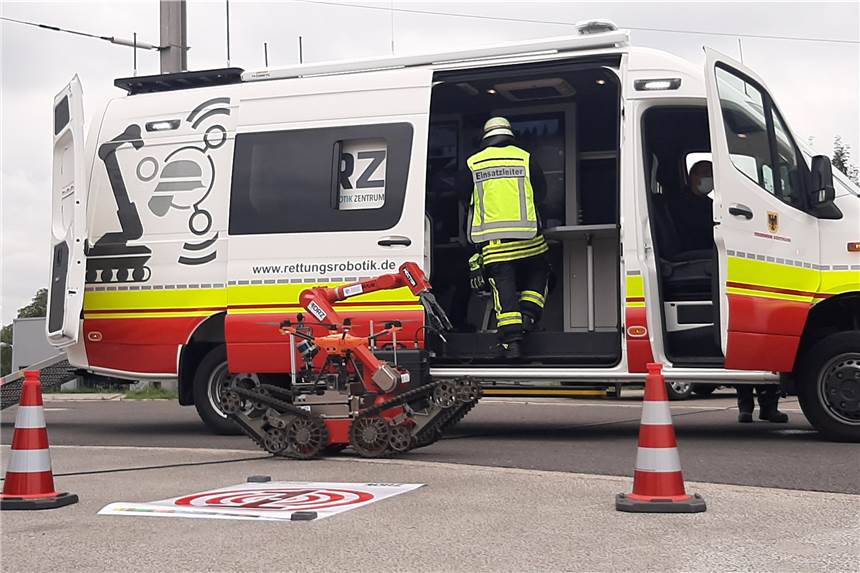 Feuerwehr Dortmund bekommt bald Hilfe von einem Roboter Eine Drohne der Feuerwehr und der Roboter vor dem Robotikleitwagen.