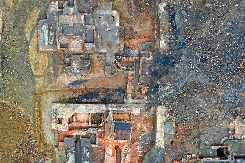 Eine Drohne ist über das Gelände „Drei Könige“ geflogen und hat Bilder aus der Luft aufgenommen. Das Foto zeigt die Überreste der Denkmäler. Foto Archäologie am Hellweg eG