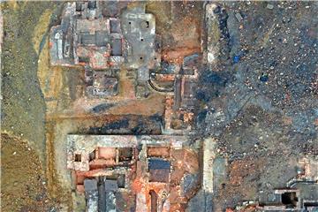 Eine Drohne ist über das Gelände „Drei Könige“ geflogen und hat Bilder aus der Luft aufgenommen. Das Foto zeigt die Überreste der Denkmäler. Foto Archäologie am Hellweg eG