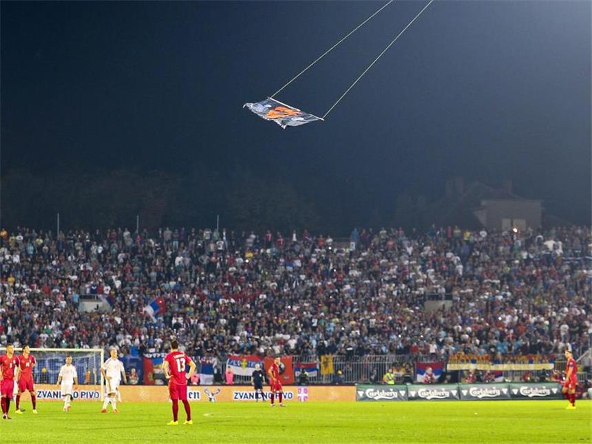 CAS wertet Skandalspiel in EM-Qualifikation für Albanien Eine Drohne mit Flagge war Anlass des späteren Spielabbruchs. Foto: Srdjan Suki