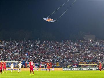 Eine Drohne mit Flagge war Anlass des späteren Spielabbruchs. Foto: Srdjan Suki