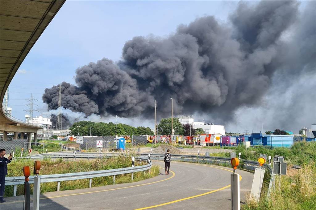 Explosion in Chemiepark in Leverkusen: Zwei Mitarbeiter tot, 31 Menschen verletzt - Liveblog Eine dunkle Rauchwolke steigt über dem Chemiepark auf.