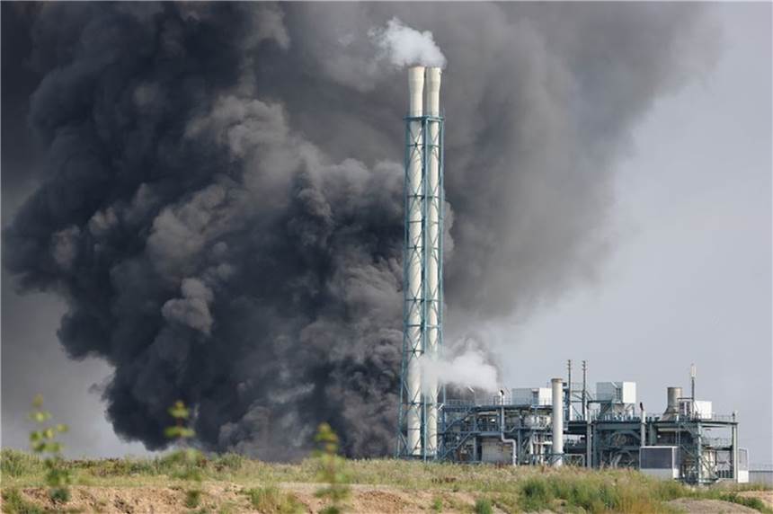 Leverkusener Explosion: Zwischenbericht liefert mögliche Ursache Eine dunkle Rauchwolke steigt über dem Chempark auf.