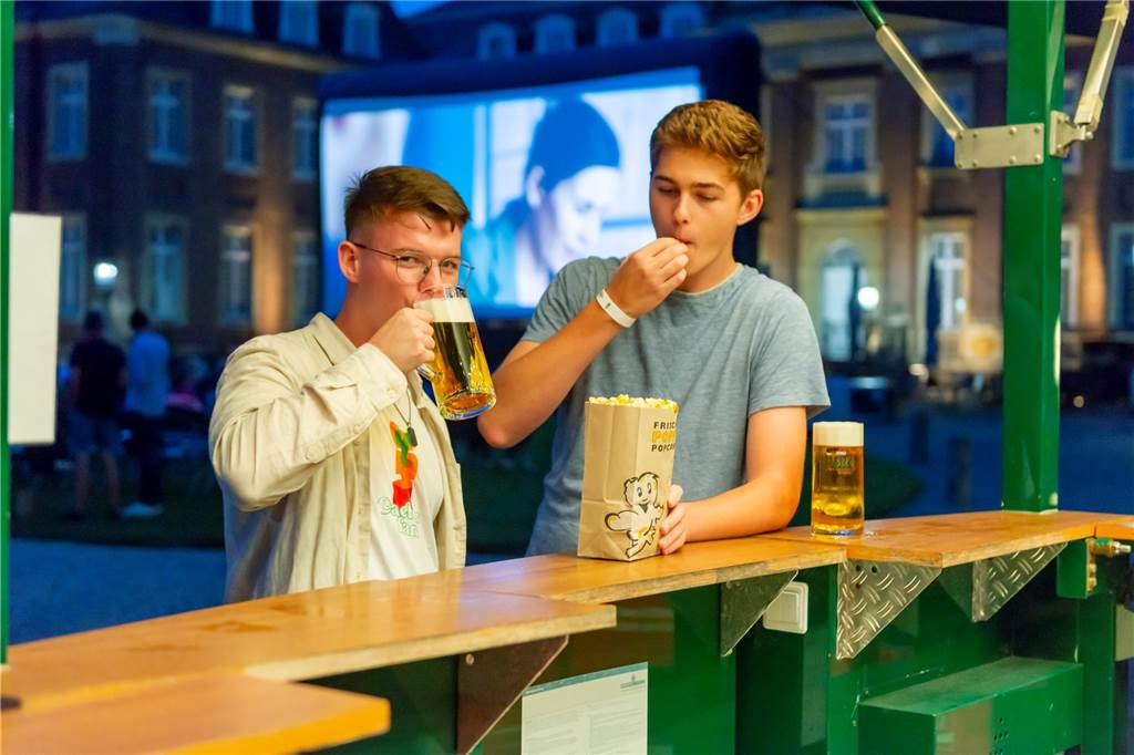 Kino-Open-Air am Schloss Nordkirchen: Mission Unterhaltung erfüllt Eine echte Kino-Mischung: Bier und Popcorn.